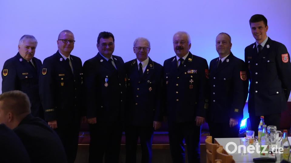 Alle anwesenden amtierenden und ehemaligen Vertreter der Kreisbrandinspektion Amberg-Sulzbach mit dem geehrten Richard Leißner. Bild: Jürgen Leißner