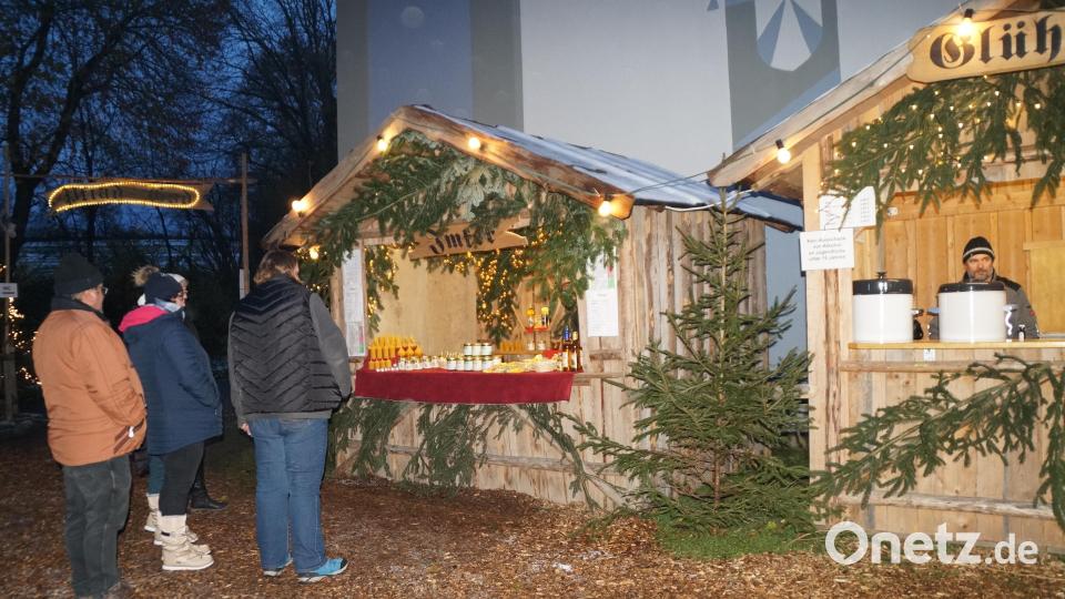 Hackschnitzel am Boden sorgen für Wohlbefinden, und die beleuchtete Buden für Weihnachtsstimmung. Bild: wel