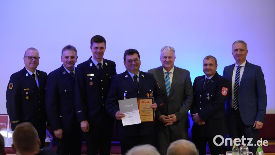 Richard Leißner (Mitte) wurde zum ersten Ehrenkommandanten der Feuerwehr Eschenfelden ernannt und mit dem Ehrenkreuz des Bayerischen Landesfeuerwehrverbandes in Silber ausgezeichnet. Bild: Jürgen Leißner