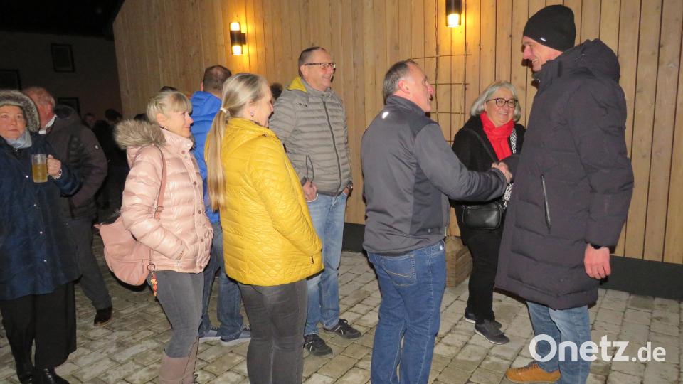 Viele Gratulanten kommen, um mit dem Gemeindeoberhaupt Ernst Schicketanz zu feiern. Bild: adj