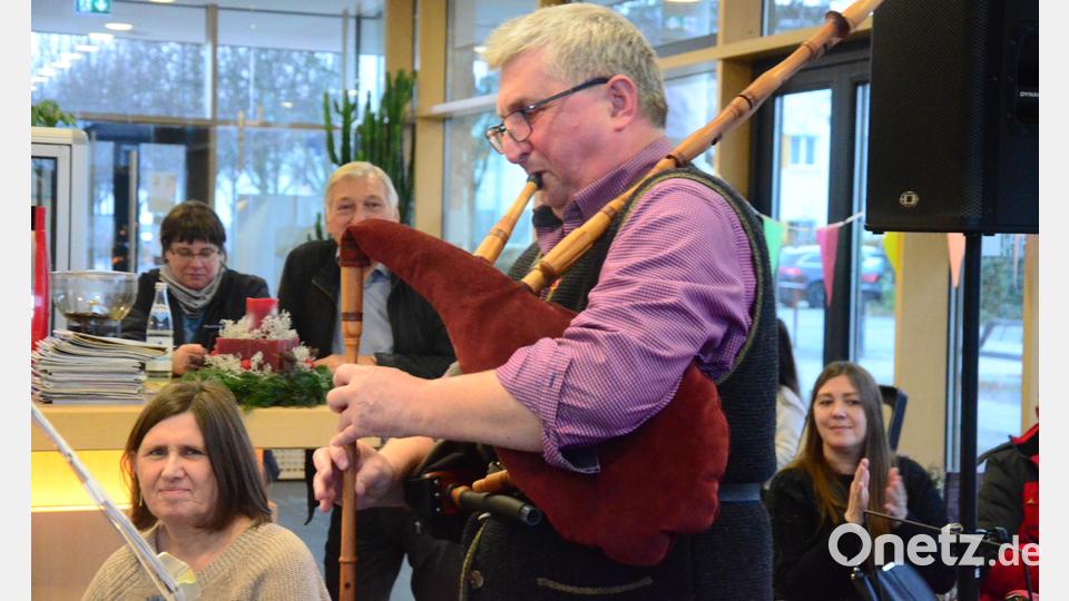 Herbert Schmid spielt mit dem Dudelsack Oberpfälzer Stücke. Bild: Kunz