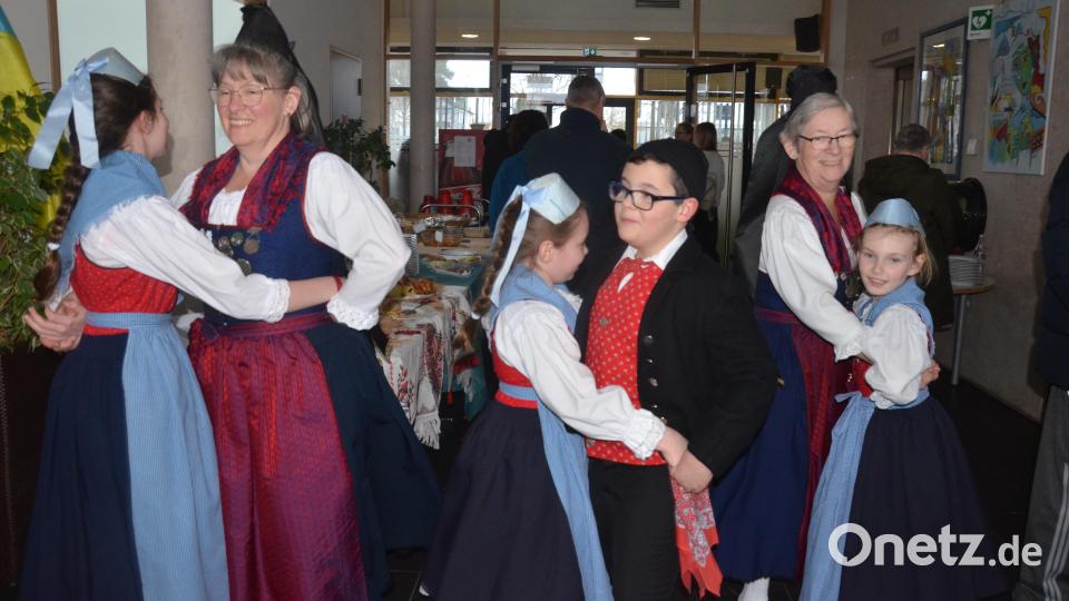 Die Kinder- und Jugendgruppe der Altbairischen zeigen ihr Können. Bild: Kunz