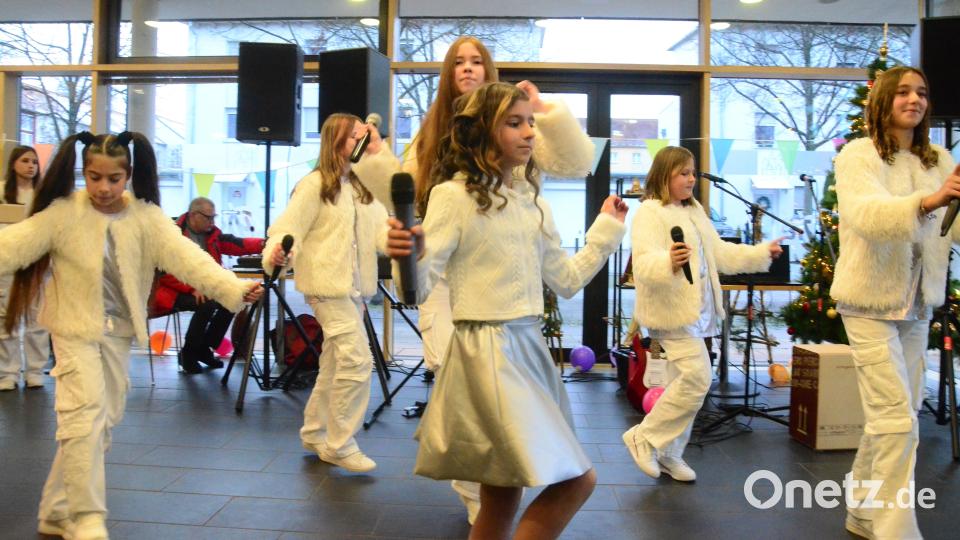 Die Gruppe Malinka begeisterte die Besucher mit Gesang und Tanz. Bild: Kunz