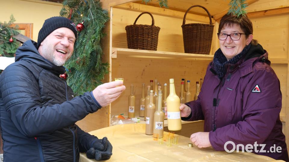 Von Beginn an dabei ist Johanna Winter (rechts) mit ihrem Eierlikör-Stand. Sie lässt die Besucher gerne probieren. Bild: Hirsch