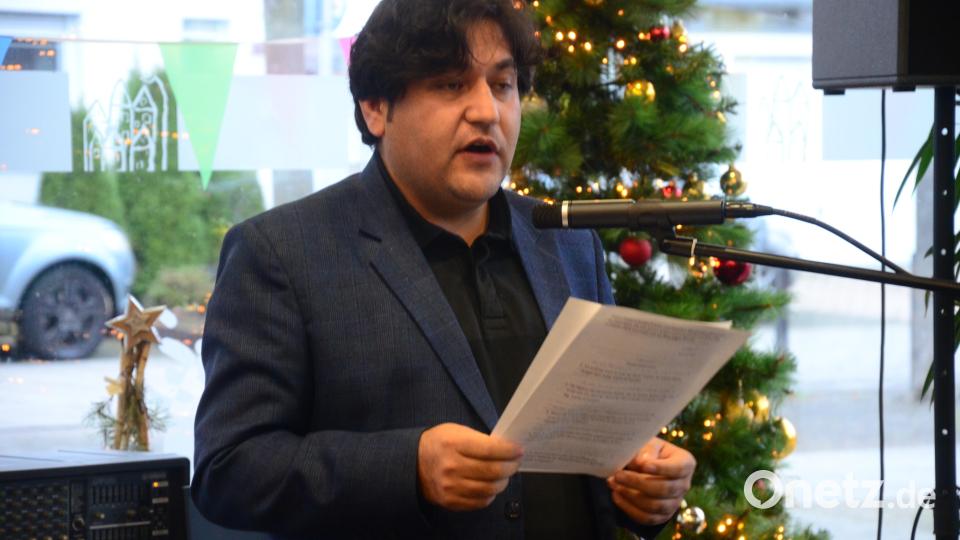 Said Bollandi trägt auf melodische Art ein arabisches Gedicht vor. Bild: Kunz