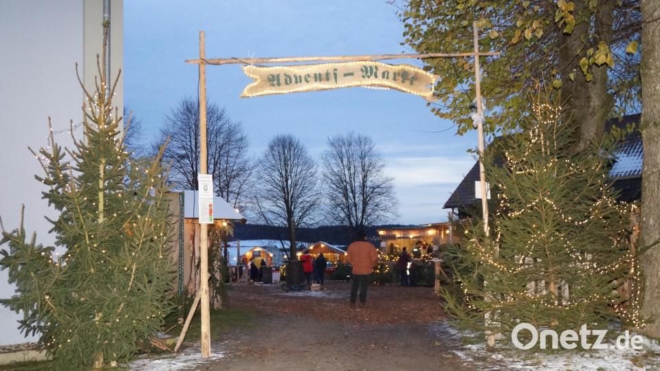Einladend ist bereits der Eingang zum Adventsmarkt. Bild: wel