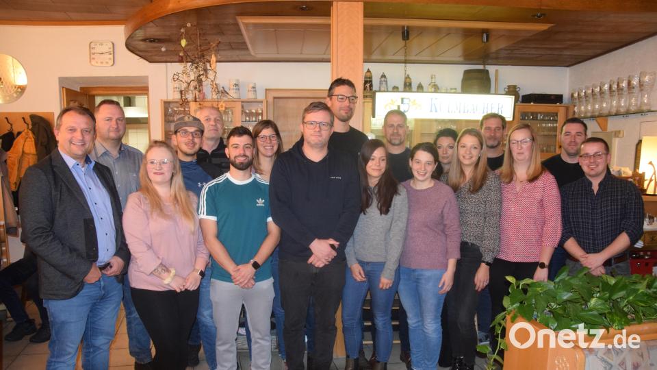 Das erste Vorstandsteam neuen Vereins &quot;Vereinsheim e.V.&quot; in Leuchtenberg wird von Gemeinderat Wolfgang Härtl (zweite Reihe, Mitte) angeführt. Bild: fz