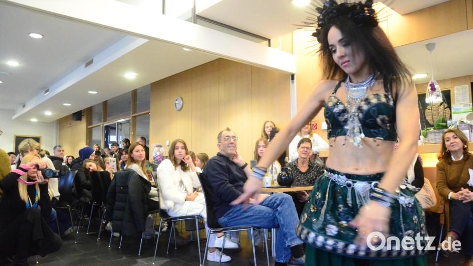 Mit einem orientalischen Tanz brachte Anastasia Tichonova die Gäste zum Staunen. Bild: Kunz