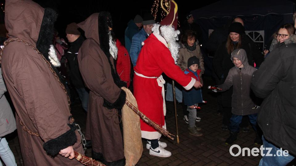 Der Nikolaus verteilt an die Kinder kleine Geschenke. Bild: pi