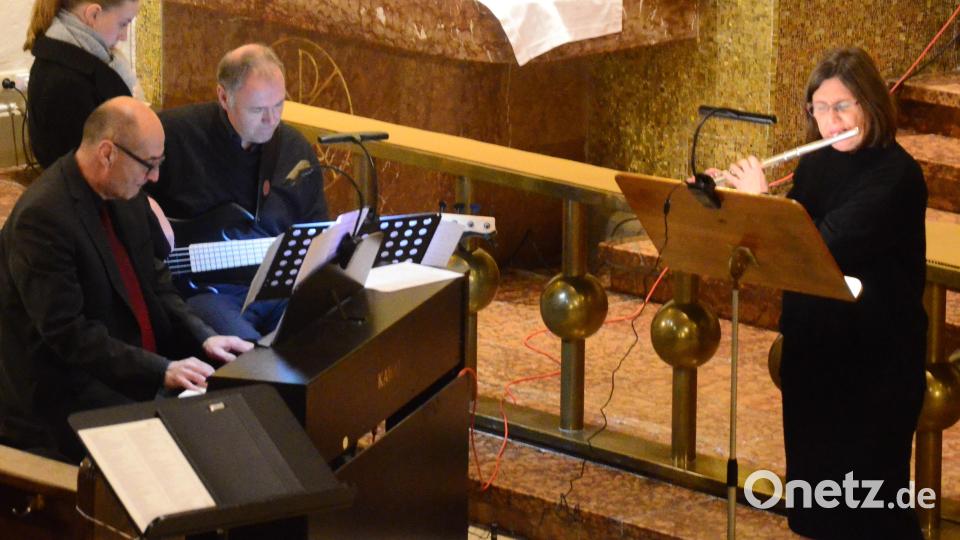 Das Trio Gabriele Romanini (Querflöte), Peter Kosmus (Piano) und Albert Dotzler (Bass) spielt einen Jazz-Standard. Bild: Kunz