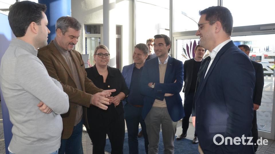 Markus Söder (Zweiter von links) im Gespräch mit dem JU-Bundesvorsitzenden Johannes Winkel, stellvertretender Bundesvorsitzenden Nicola Gehringer, Weidens CSU-Fraktionschef Benjamin Zeitler, Landtagsabgeordneter Stephan Oetzinger und dem bayerischen JU-Landeschef und Europaabgeordneten Christian Doleschal (von links). Bild: Kunz