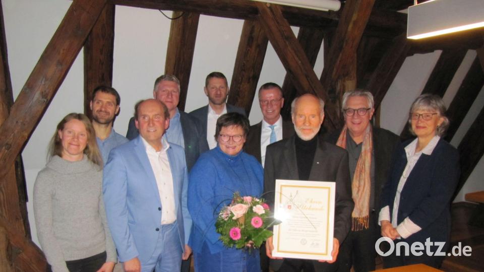 Bürgermeister Herrmann Falk (rechts) überreicht an Günther Amann die silberne Bürgermedaille der Stadt Hirschau. Dessen Lebensgefährtin erhält einen Blumenstrauß. Bild: fg