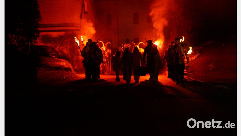 In Begleitung von Engeln und Prechten macht sich der Nikolaus auf den Weg zum Dorfplatz. Bild: slh