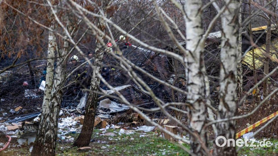 Einsatzkräfte an den Trümmern der abgestürzten Maschine. Bild: Mindaugas Kulbis/AP