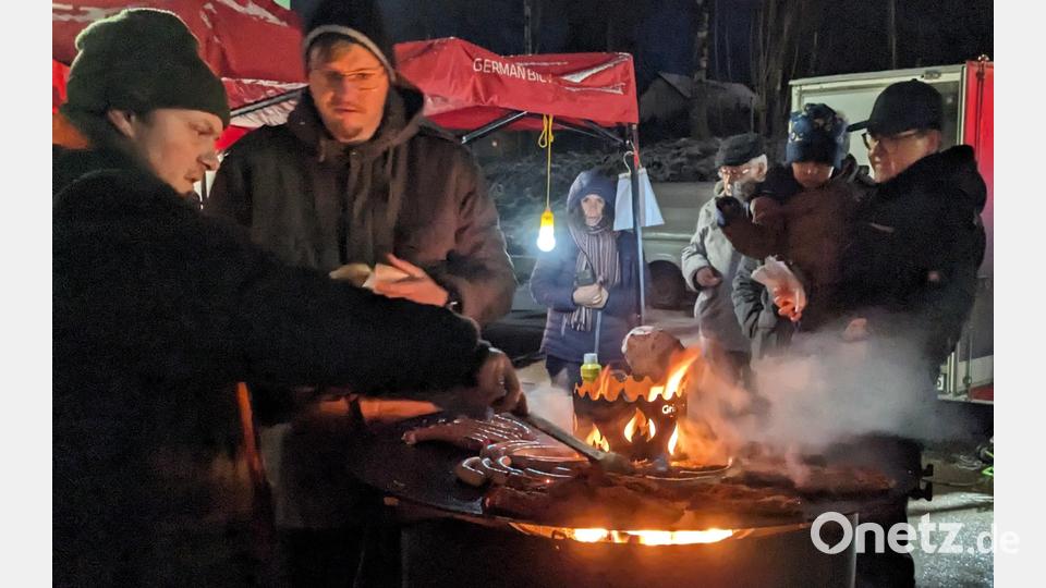 Auf der holzbefeuerten Grillplatte von &quot;land &amp; gut&quot; reihen sich knackige Würstl, nebenan am Stand des Elternbeirats der Grundschule gibt es Hot Dogs. Bild: eib