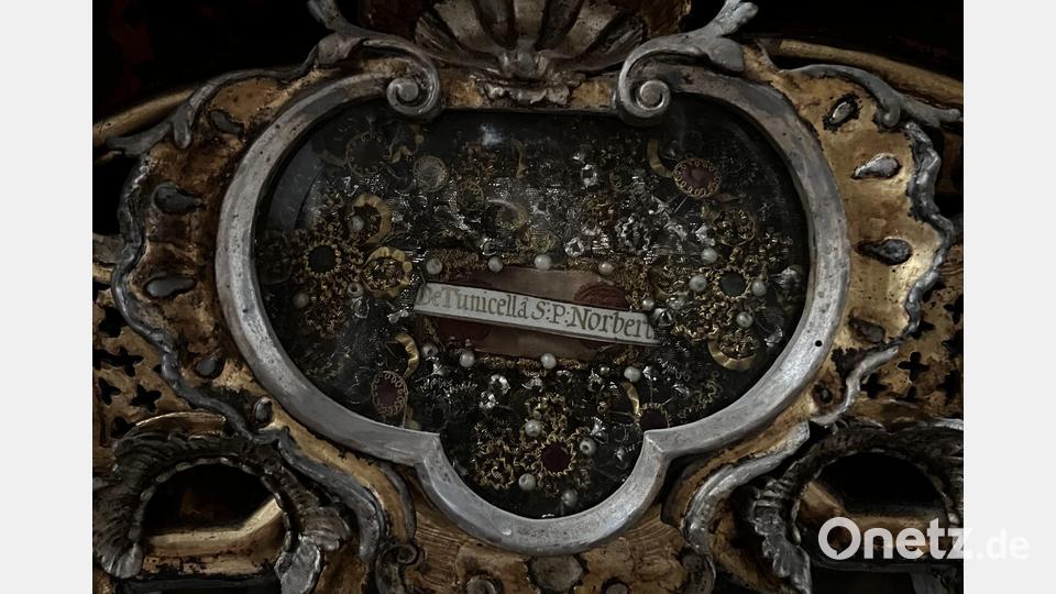 In der Klosterkirche Speinshart sind Gebeine zu sehen, die mit kostbaren Klosterarbeiten versehen sind. Bild: Moritz Kellner/exb