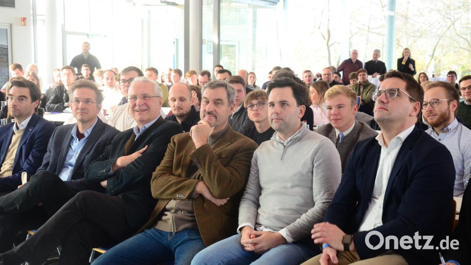 Sie sitzen in der ersten Reihe: (von links) Landtagsabgeordneter Stephan Oetzinger, Migrationsforscher Gerald Knaus, Minister Joachim Herrmann, Ministerpräsident Markus Söder, JU-Bundesvorsitzender Johannes Winkel und JU-Landesvorsitzender Christian Doleschal. Bild: Kunz