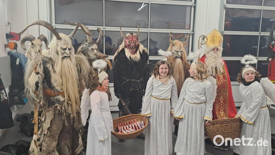 Zusammen mit Engeln und Perchten stattet der Nikolaus dem Adventsmarkt einen Besuch ab. Bild: slh
