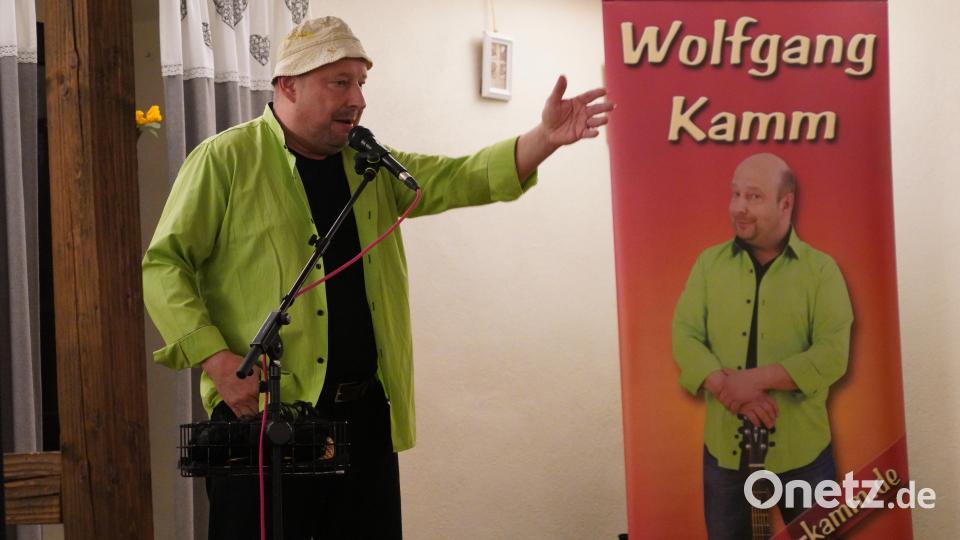Wolfgang Kamm aus &quot;Schamma&quot; ist auf der Kühnhauser - Bühne in Waldthurn als Maler und Lackierer &quot;Kraus Sepp - der bin ich&quot; unterwegs. Bild: fvo