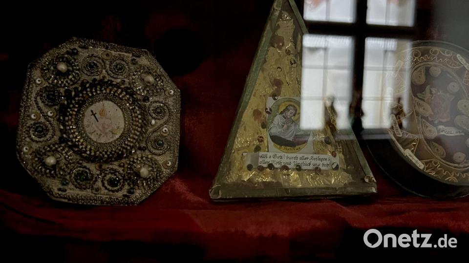 Als sogenannte Klosterarbeiten bezeichnet man die filigranen Textilarbeiten, die etwa mit Golddraht, Borten, Perlen und Wachs, in Stickerei-, Krüll- und Anlagetechnik oft Reliquien oder Heiligenbilder verzieren. Bild: Moritz Kellner/exb