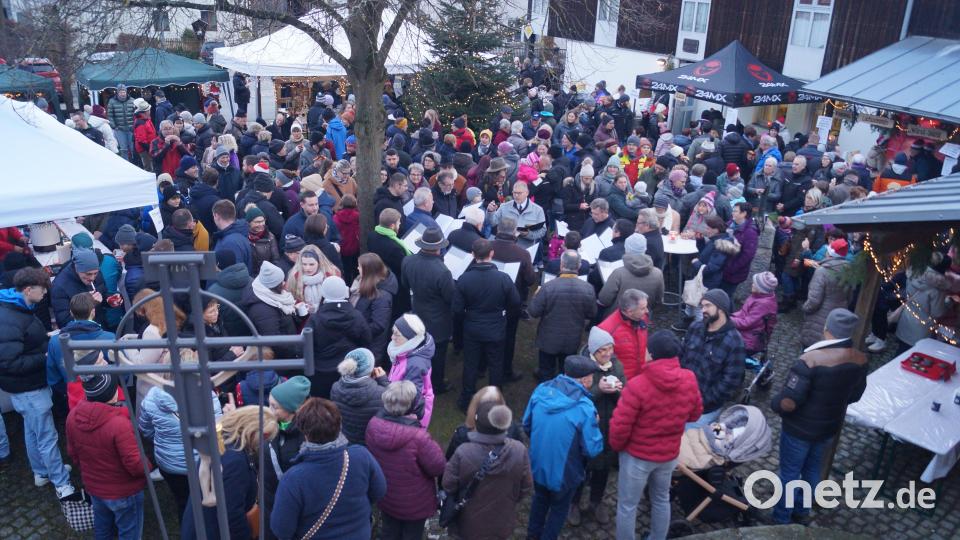 Der Adventsmarkt auf dem Dorfplatz in Weihern ist auch in diesem Jahr wieder ein Besuchermagnet. Bild: slh