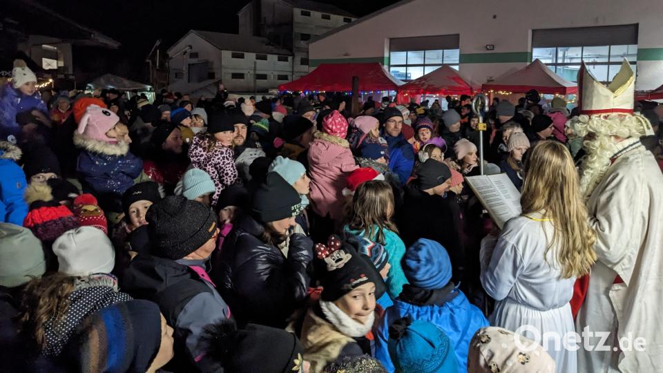 St. Nikolaus kommt in Engelsbegleitung. Dann öffnet er den Sack mit 170 von &quot;land &amp; gut&quot; organisierten Geschenketüten für alle Kinder. Bild: eib