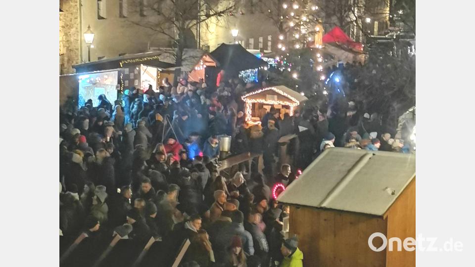 Dicht gedrängt stehen die Besucher bis spät in die Nacht an den Buden am Marktplatz. Bild: amö