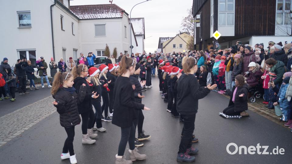 Die Tanzgruppe bekommt viel Applaus für ihre Showauftritte. Bild: slh