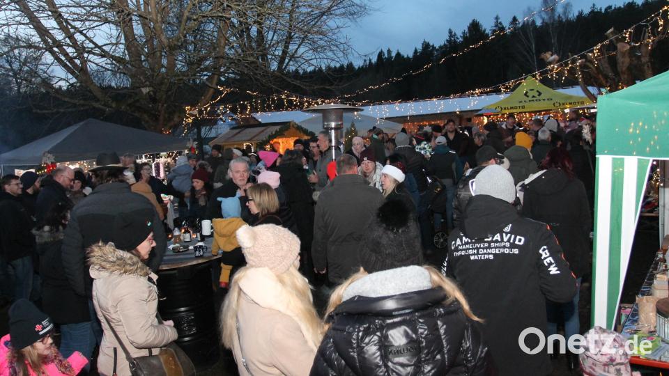 Besonders groß ist der Besucherandrang beim Adventsmarkt des Galsterloher Faschingswongs. Bild: pi