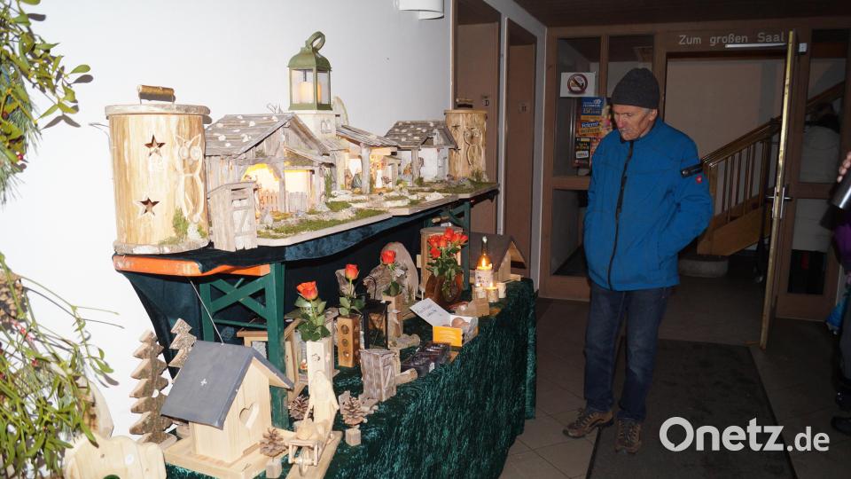 Georg Schmittner hat Holzkrippen im Angebot. Bild: slh