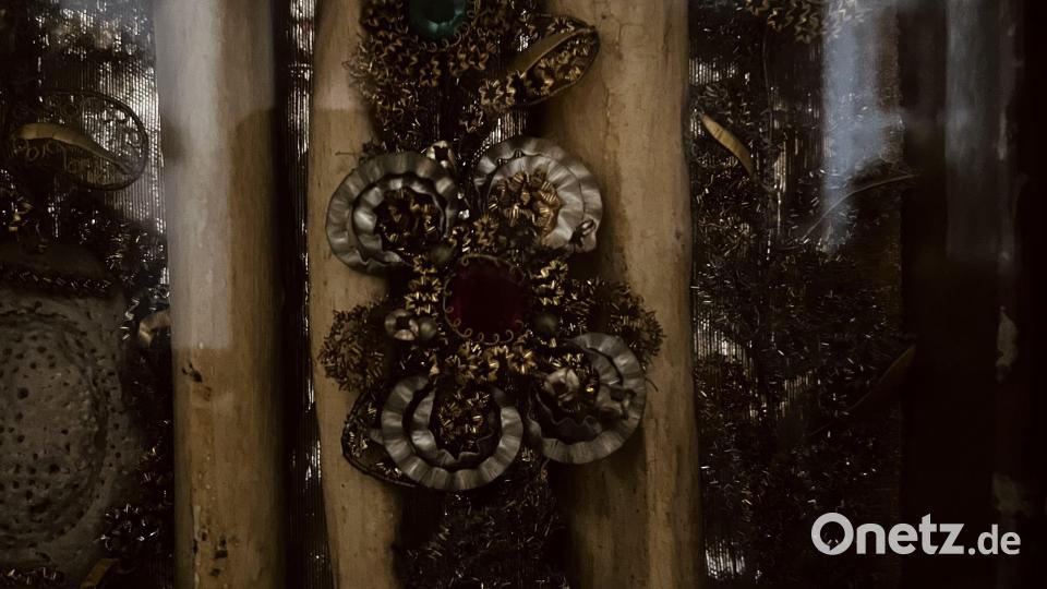 In der Klosterkirche Speinshart sind Gebeine zu sehen, die mit kostbaren Klosterarbeiten versehen sind. Bild: Moritz Kellner/exb