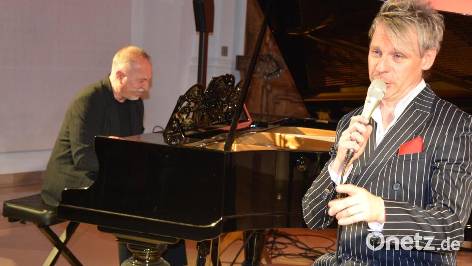 Markus Engelstädter verstand es meisterhaft, die vielen Hits von Udo Jürgens zu interpretieren. Begleitet wurde er am Piano von Bernd Meyer. Bild: jr