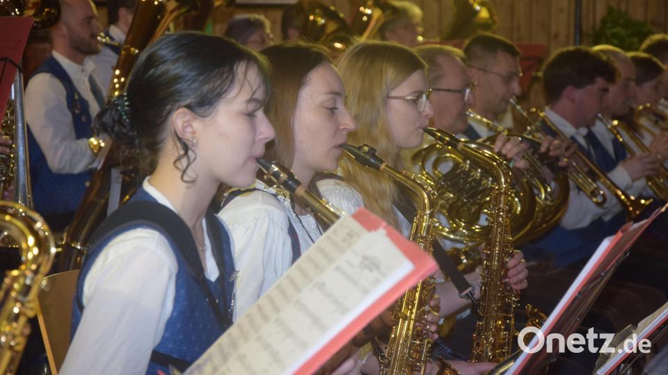 Mit Konzentration sind die jungen Saxophonistinnen Teil des 48köpfigen Klangkörpers. Bild: fz