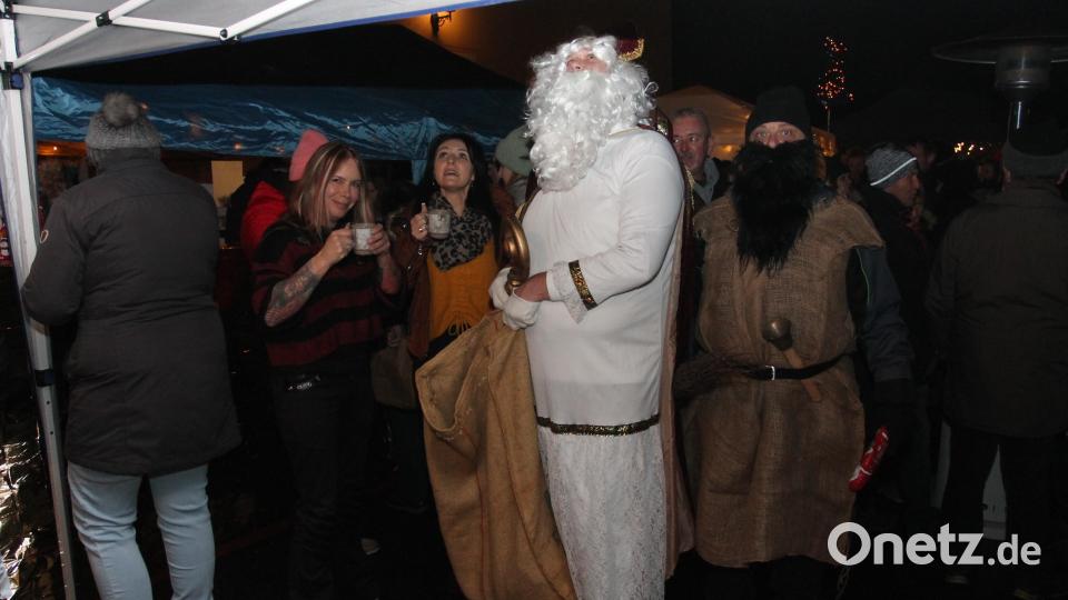 Auch der Nikolaus mischt sich in Lösselmühle unter die Gäste. Bild: pi