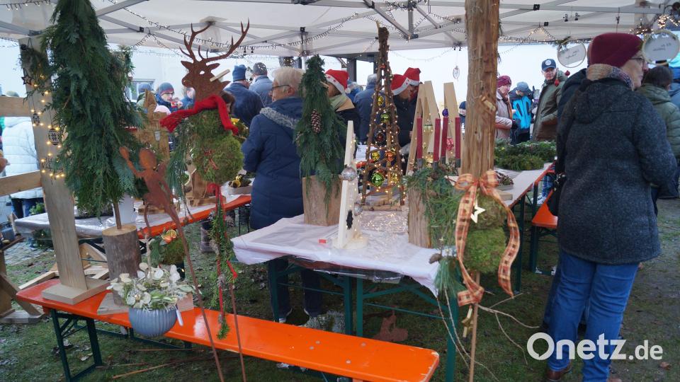 Der Stand mit Kränzen und Gestecken des Frauenkreises sind schnell leer gekauft. Bild: slh
