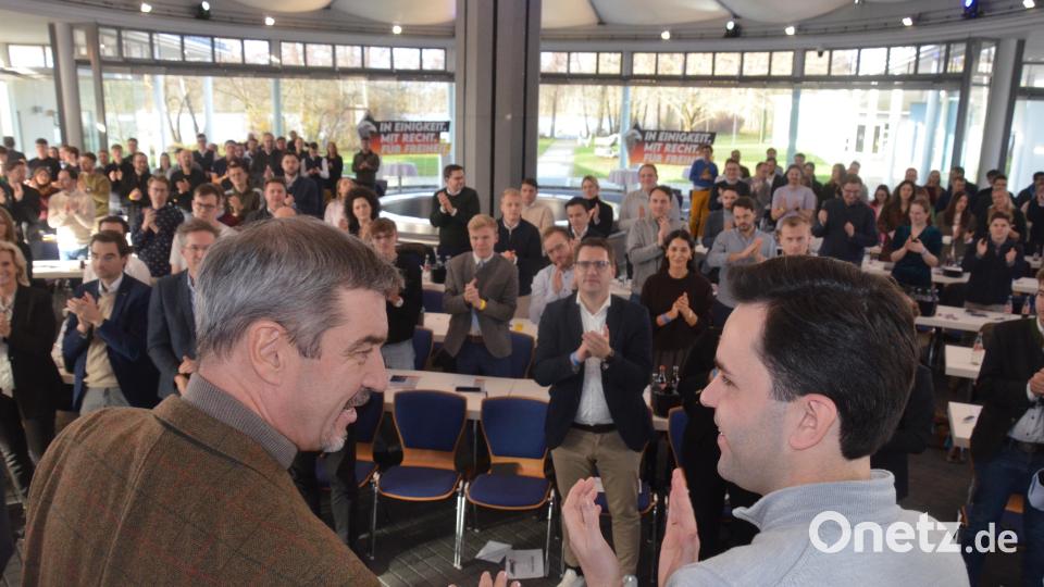 JU-Bundesvorsitzender Johannes Winkel dankt Ministerpräsident Markus Söder für seine Rede. Bild: Kunz
