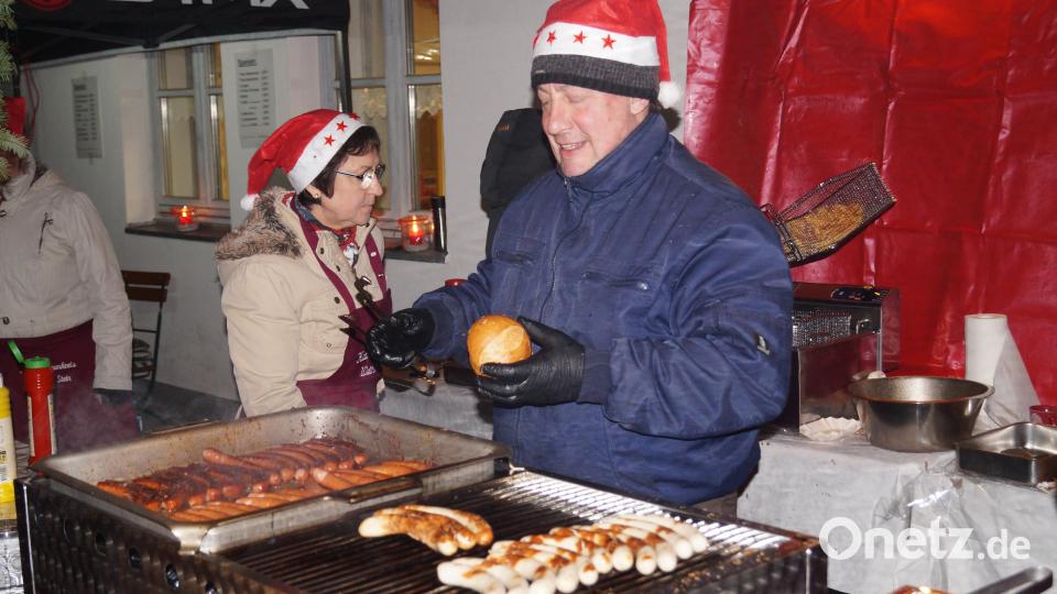 Das Grillpersonal sorgt für genügend Nachschub an Würsten. Bild: slh