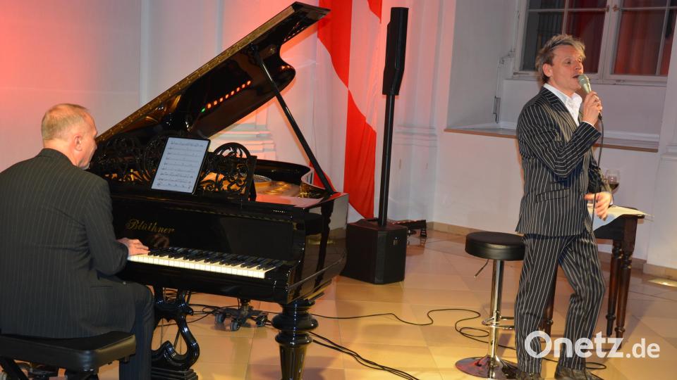 Markus Engelstädter verstand es meisterhaft, die vielen Hits von Udo Jürgens zu interpretieren. Begleitet wurde er am Piano von Bernd Meyer. Bild: jr