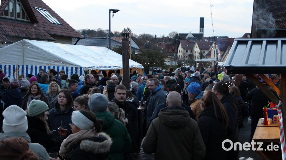 Besucher, so weit das Auge reicht. Herrliches Wetter und wundervolles Ambiente zog viele Gäste auf den Adventsmarkt im Mühlenweg. Bei einer Tasse Glühwein und ein paar Bratwürsten genossen viele den Beginn der Adventszeit. Bild: lep