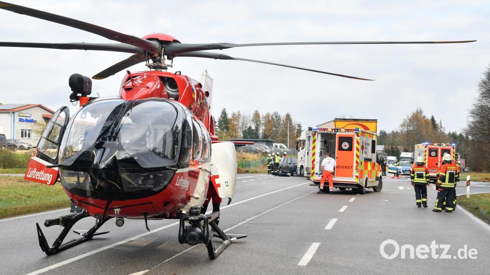 Nach einem Unfall bei Illschwang war die Staatsstraße 2164, ein Zubringer zur Autobahn A6, am Dienstag gesperrt. Hier landete ein Rettungshubschrauber-Team, um eine Verletzte ins Krankenhaus zu bringen. Bild: Petra Hartl
