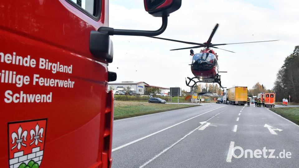Der Hubschrauber hebt ab Richtung Nürnberg, die Staatsstraße bleibt gesperrt, so lange nicht klar ist, ob der Lastwagen noch fahrbereit ist. Bild: Petra Hartl