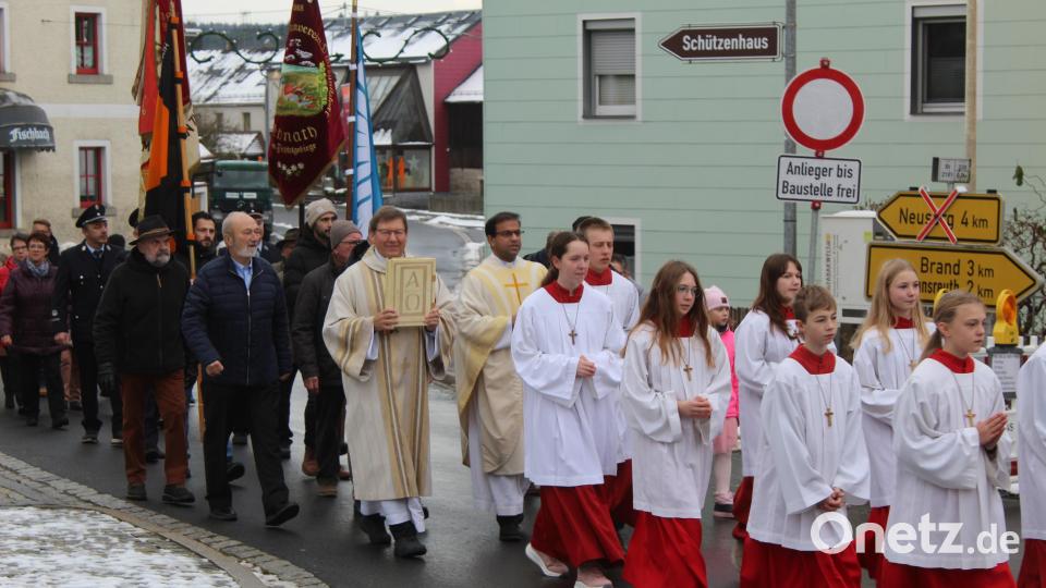 Der Jubilar beim Kirchzug zur Pfarrkirche Sankt Ägidius Ebnath. Bild: soj