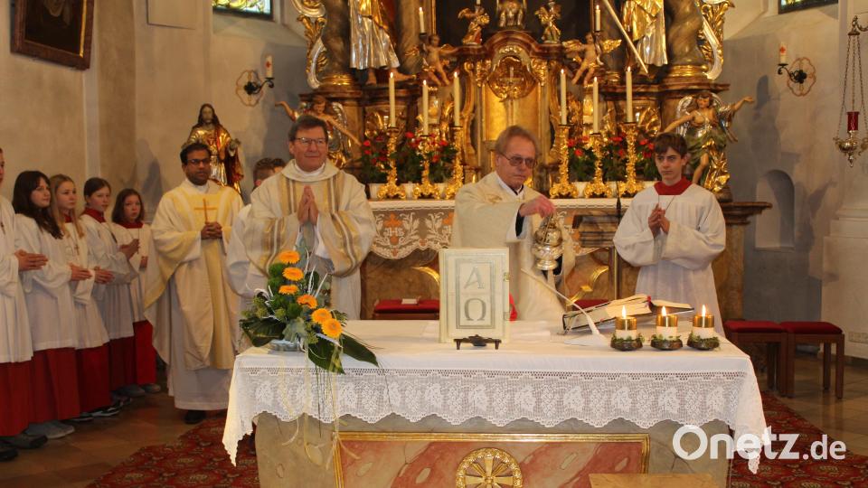 Zusammen mit Pfarrer Anish George (links) und Monsignore Harald Scharf (Zweiter von rechts) zelebrierte Diakon Rudolf Hoffmann (Zweiter von links) den Festgottesdienst anlässlich seiner Weihe vor 25 Jahren. Bild: soj