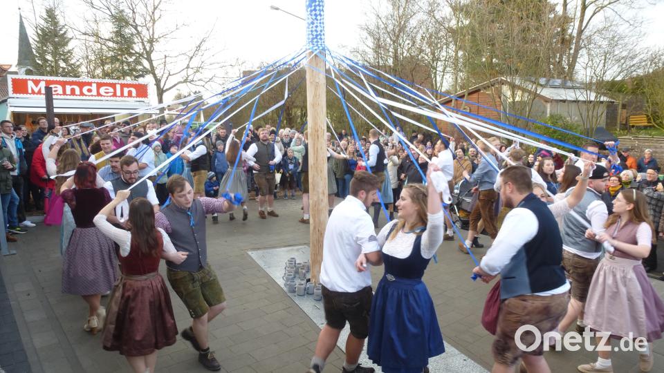 Ob Siebenschritt, Kreuzpolka, Schneewalzer oder Bandltanz: Die 16 Thansüßer Paare zeigen, dass sie es drauf haben. Bild: bk