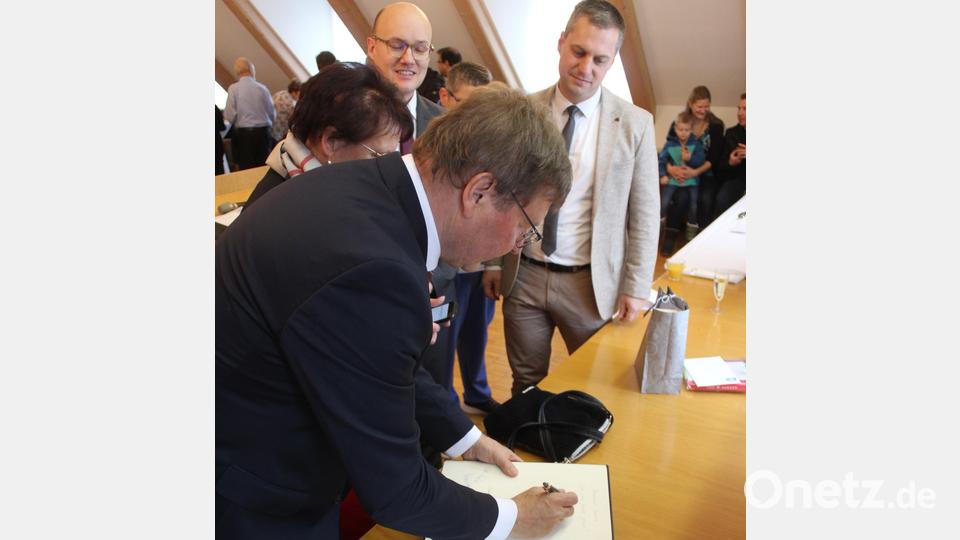 Der Eintrag ins Goldene Buch der Gemeinde Ebnath bei Bürgermeister Wolfgang Söllner. Bild: soj
