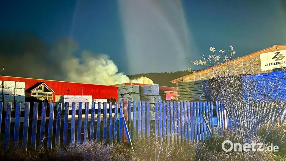 Im Ziegler-Werk in Döllnitz brennt es am späten Dienstagnachmittag. Bild: Gabi Schönberger