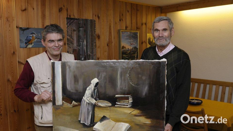 Walter Wißmath (links) vor vielen Jahren bei der Übergabe eines seiner Bilder an Ebo Rau von der Ebo-Rau-Stiftung. Archivbild: Petra Hartl
