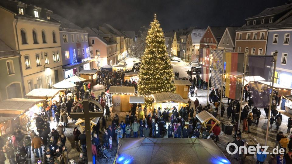 In vorweihnachtlichem Glanz erstrahlt am ersten Adventswochenende wieder der Markplatz, wenn dort zum 36. Mal der Hirschauer Weihnachtsmarkt stattfindet. Archivbild: u