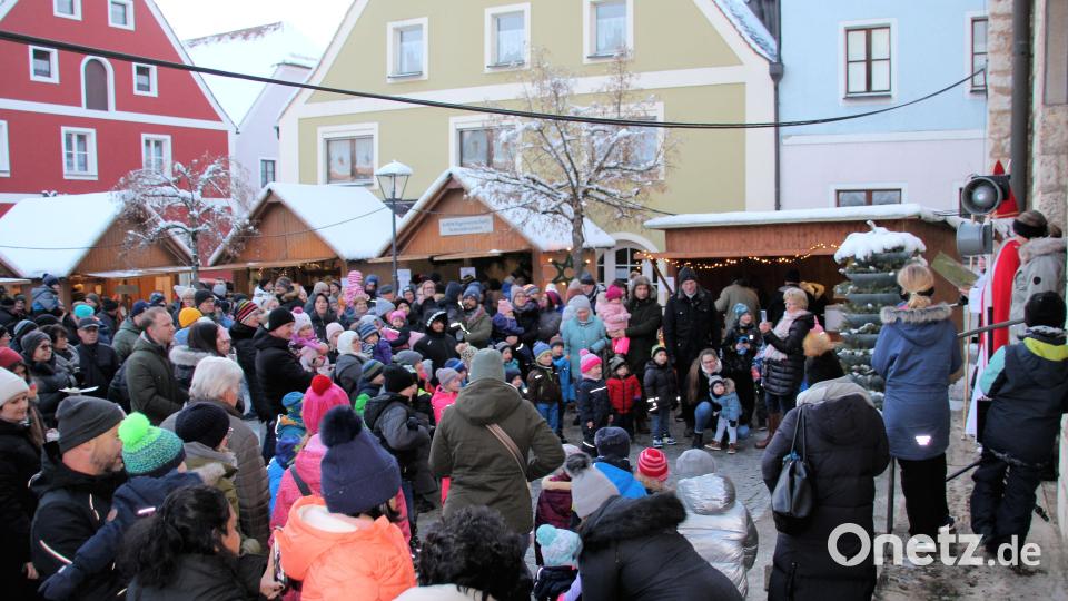 Am Kirchplatz ist wieder der Adventmarkt. Archivbild: bjo