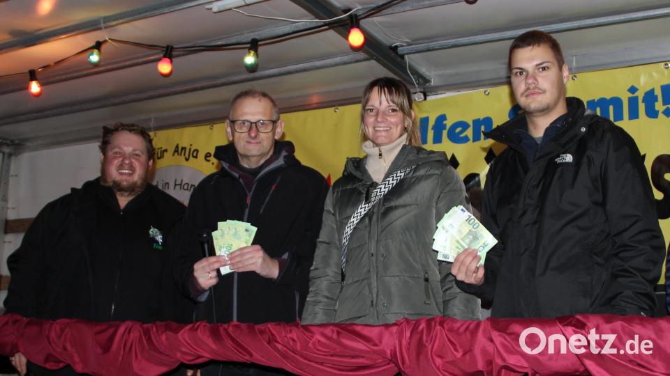 Beim Adventsmarkt überreichte der Kirwaverein Kirchenthumbach Spenden aus dem Erlös der Tombola bei der Kirwa. So erhielt Vorsitzender Michael Sporrer für „Hilfe für Anja“ sowie Justin Goss für „First Responder“ jeweils 500 Euro Spende. Von links: Timo Müller (Kirwaverein), Michael Sporrer (Hilfe für Anja), Christina Seemann (Kirwaverein) sowie Justin Goss (First Responder). Bild: lep